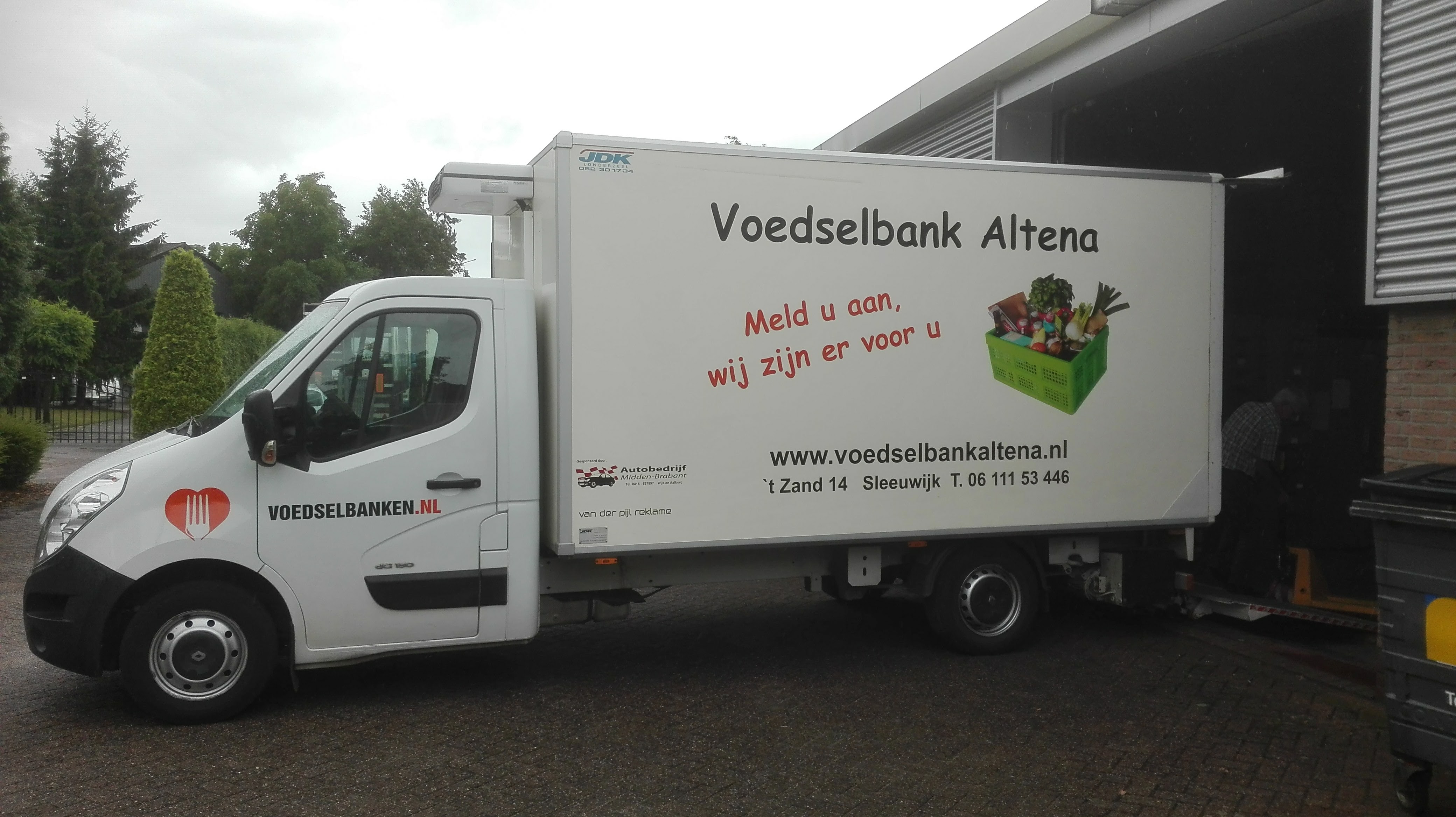 de auto voor het ophalen van de goederen